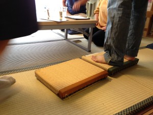 藁の畳床と、発泡スチロールの畳床。柔らかさが全然違います・・・！